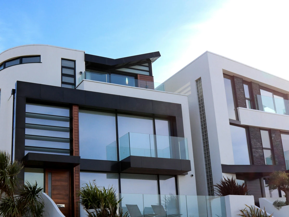 exterior-painting-contemporary-multistorey-house-derby-painters Contemporary multi-storey house exterior painting in Oakwood by Derby Painters